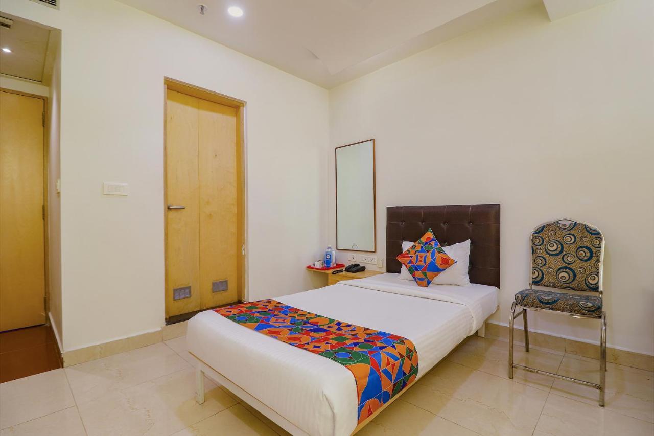 Fabhotel Aamantran & Banquet Halls - Nr Rtc X Roads Metro Station Hyderabad Exteriör bild